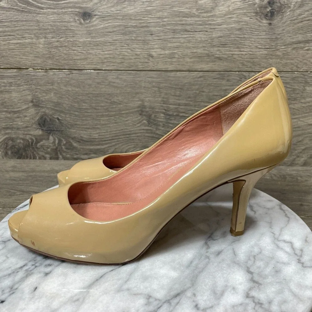Vince Camuto Heels Womens 8.5 B Beige Nude Kitten‎ Patent Leather Peep Toe Pumps
